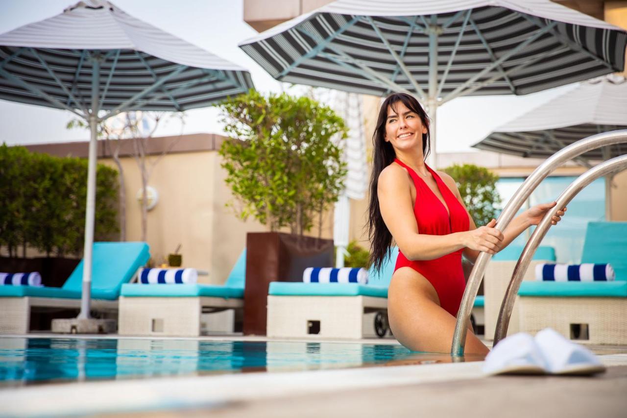 Pullman Dubai Jumeirah Lakes Towers Bagian luar foto A model at the pool at the Wynn Las Vegas