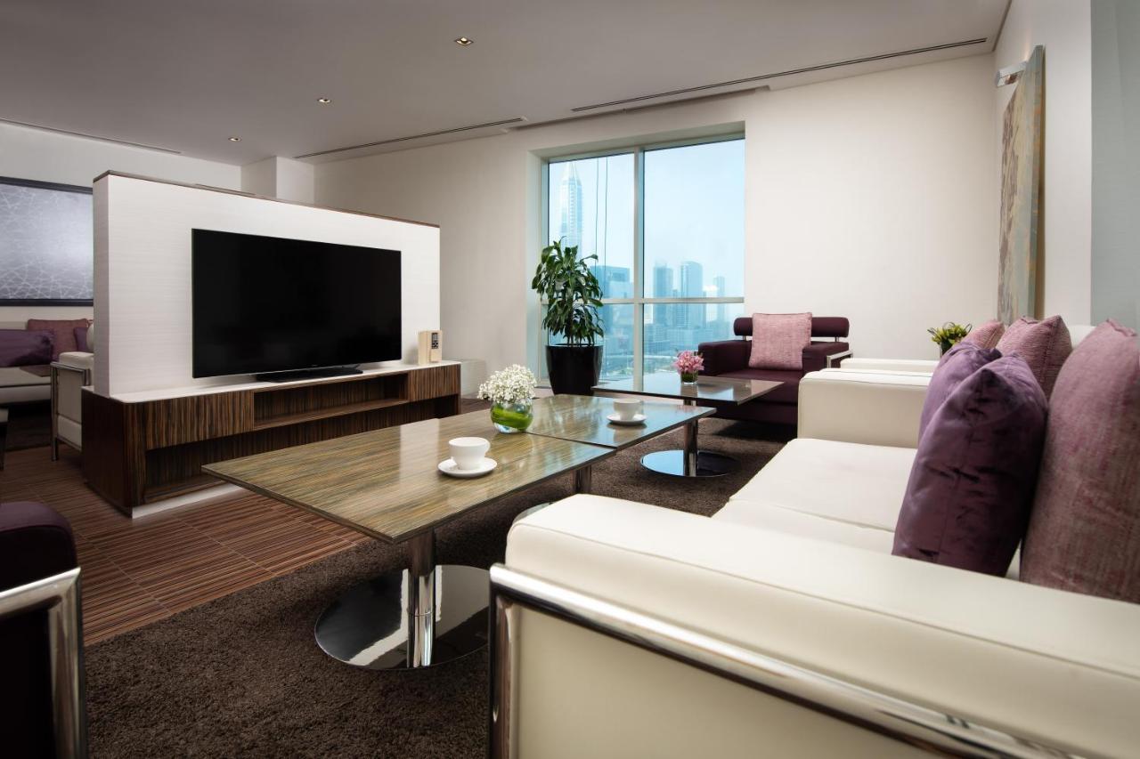 Pullman Dubai Jumeirah Lakes Towers Bagian luar foto A living room in a suite at the hotel