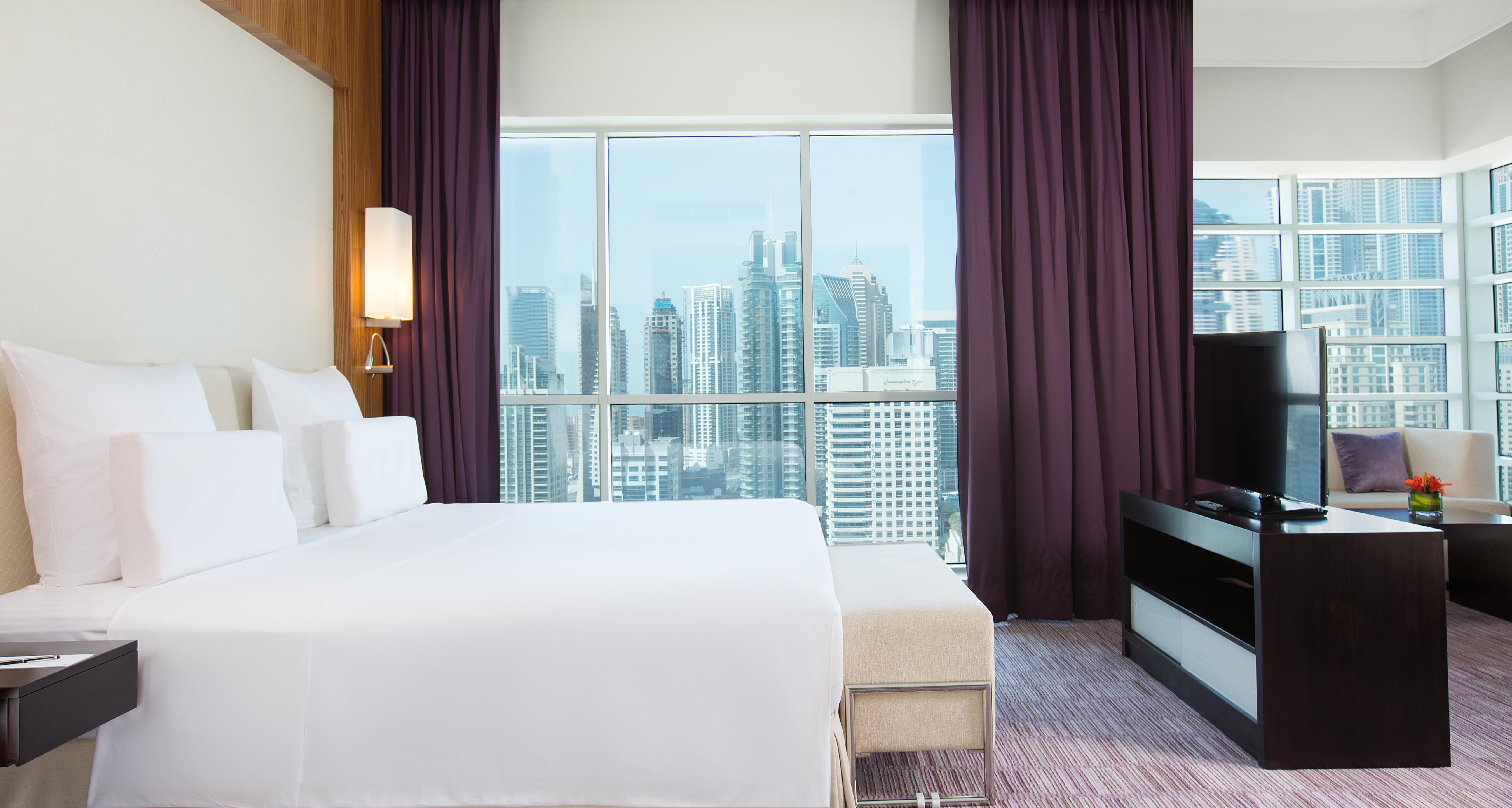 Pullman Dubai Jumeirah Lakes Towers Bagian luar foto A bedroom at the hotel