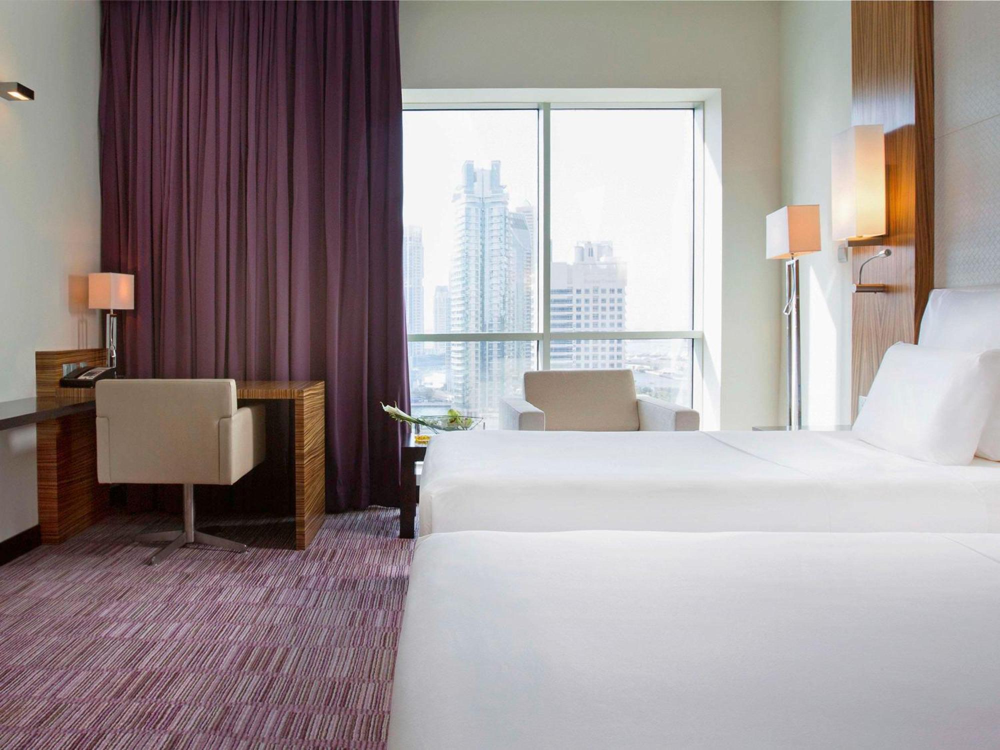 Pullman Dubai Jumeirah Lakes Towers Bagian luar foto A typical room at the hotel