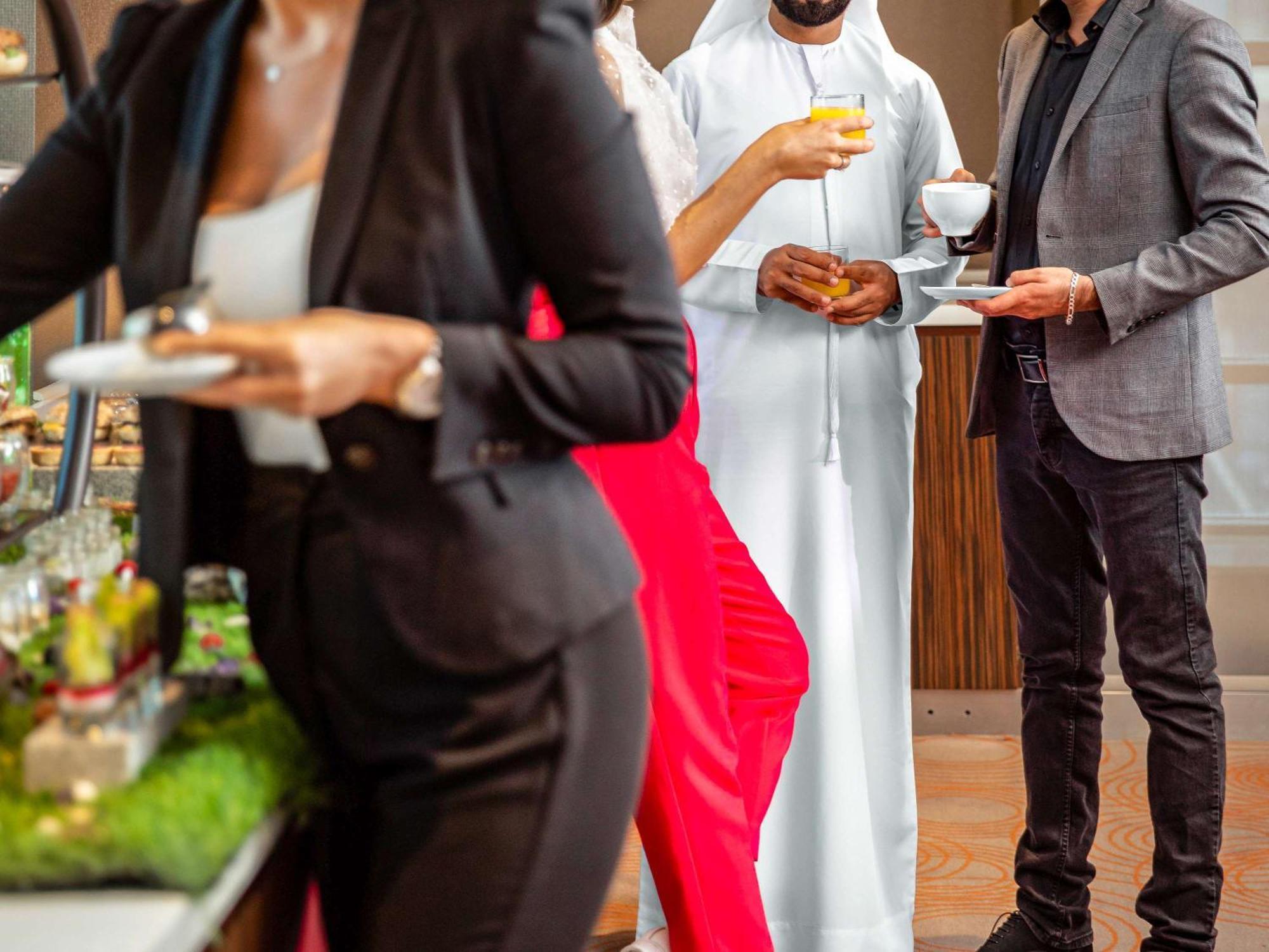 Pullman Dubai Jumeirah Lakes Towers Bagian luar foto A man wearing a thobe