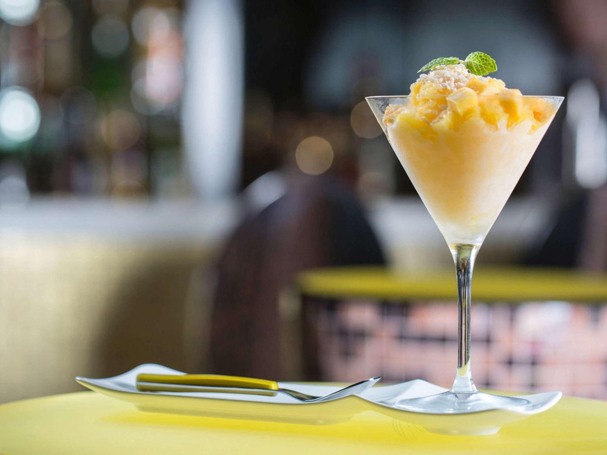 Pullman Dubai Jumeirah Lakes Towers Bagian luar foto A mango lassi