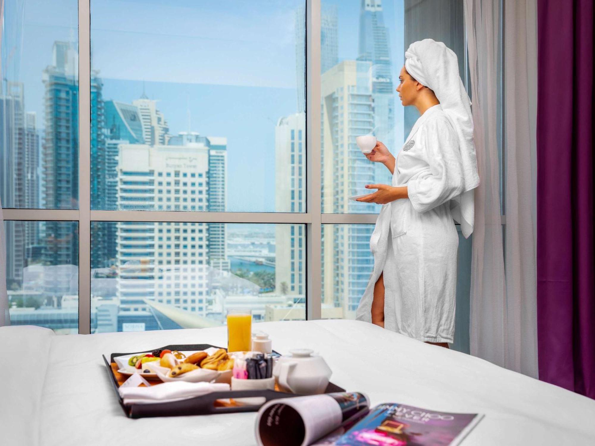 Pullman Dubai Jumeirah Lakes Towers Bagian luar foto A woman wearing a bathrobe