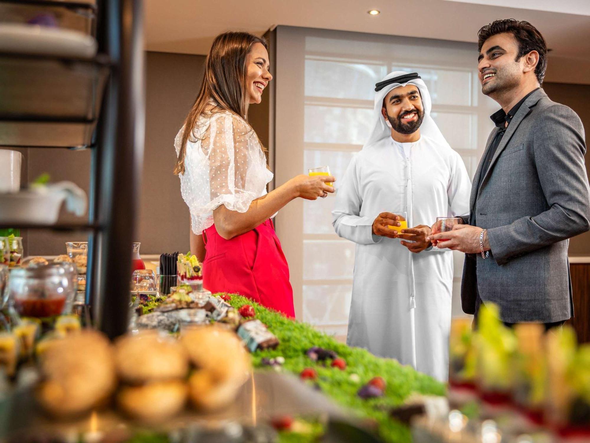Pullman Dubai Jumeirah Lakes Towers Bagian luar foto A buffet at a hotel