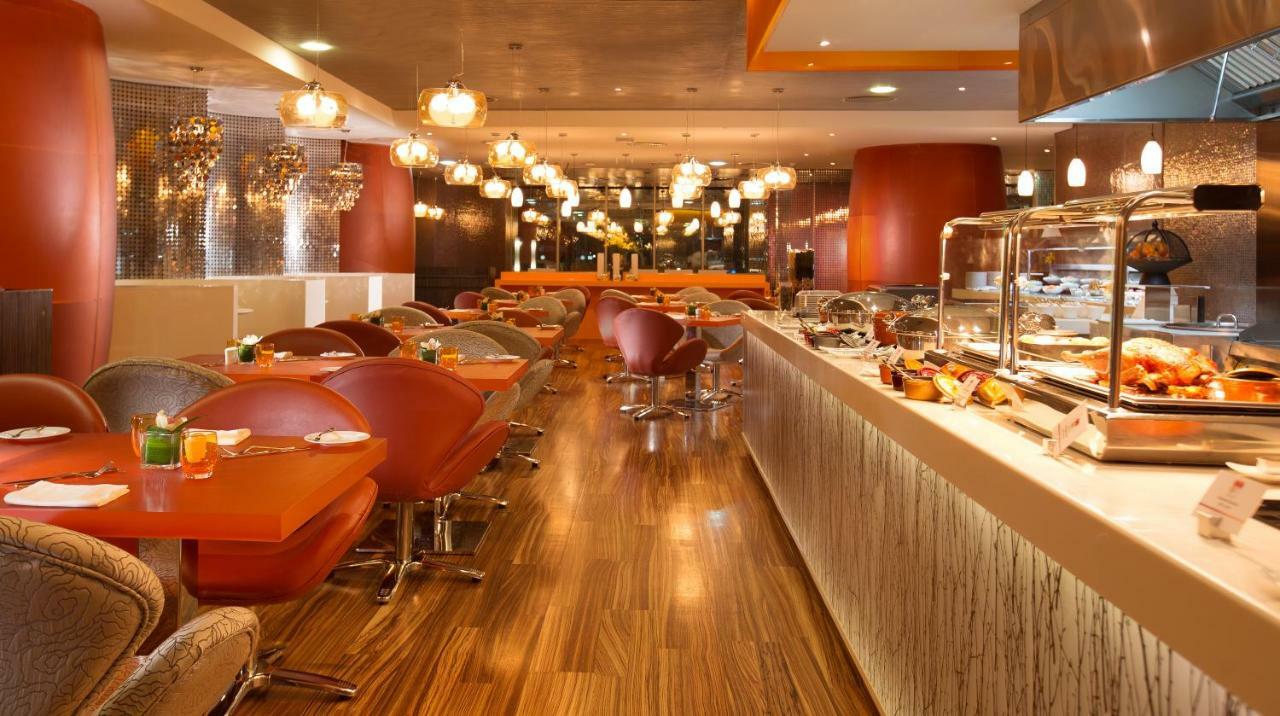 Pullman Dubai Jumeirah Lakes Towers Bagian luar foto The interior of the restaurant